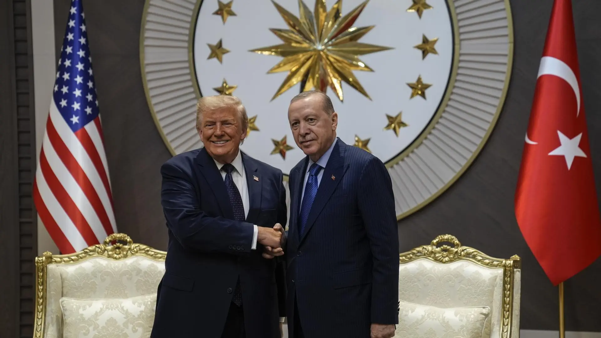 Trump repite en Ankara que podría retirar más tropas por su «decepción» con la OTAN y reconoce «mala relación» con Meloni