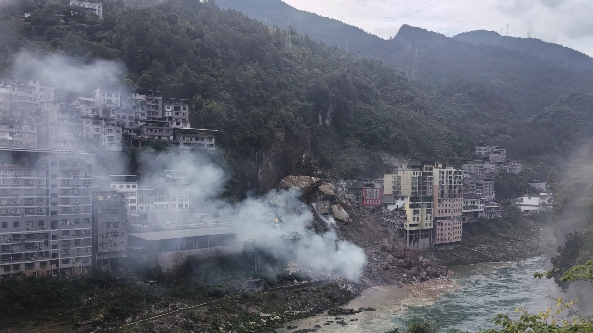 Un deslizamiento de tierra en China sepulta diez edificios, obliga a evacuar a más de mil personas y deja decenas de desaparecidos