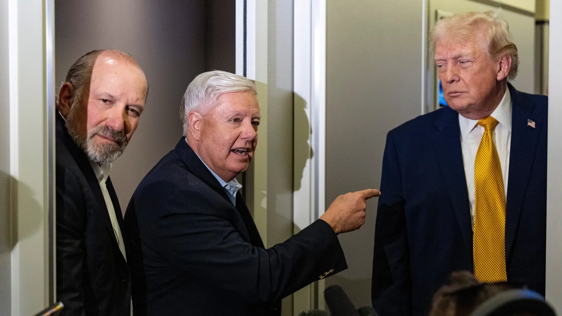 Trump pide incluir a Irán en la ley de sanciones a Rusia en honor a difunto senador Graham