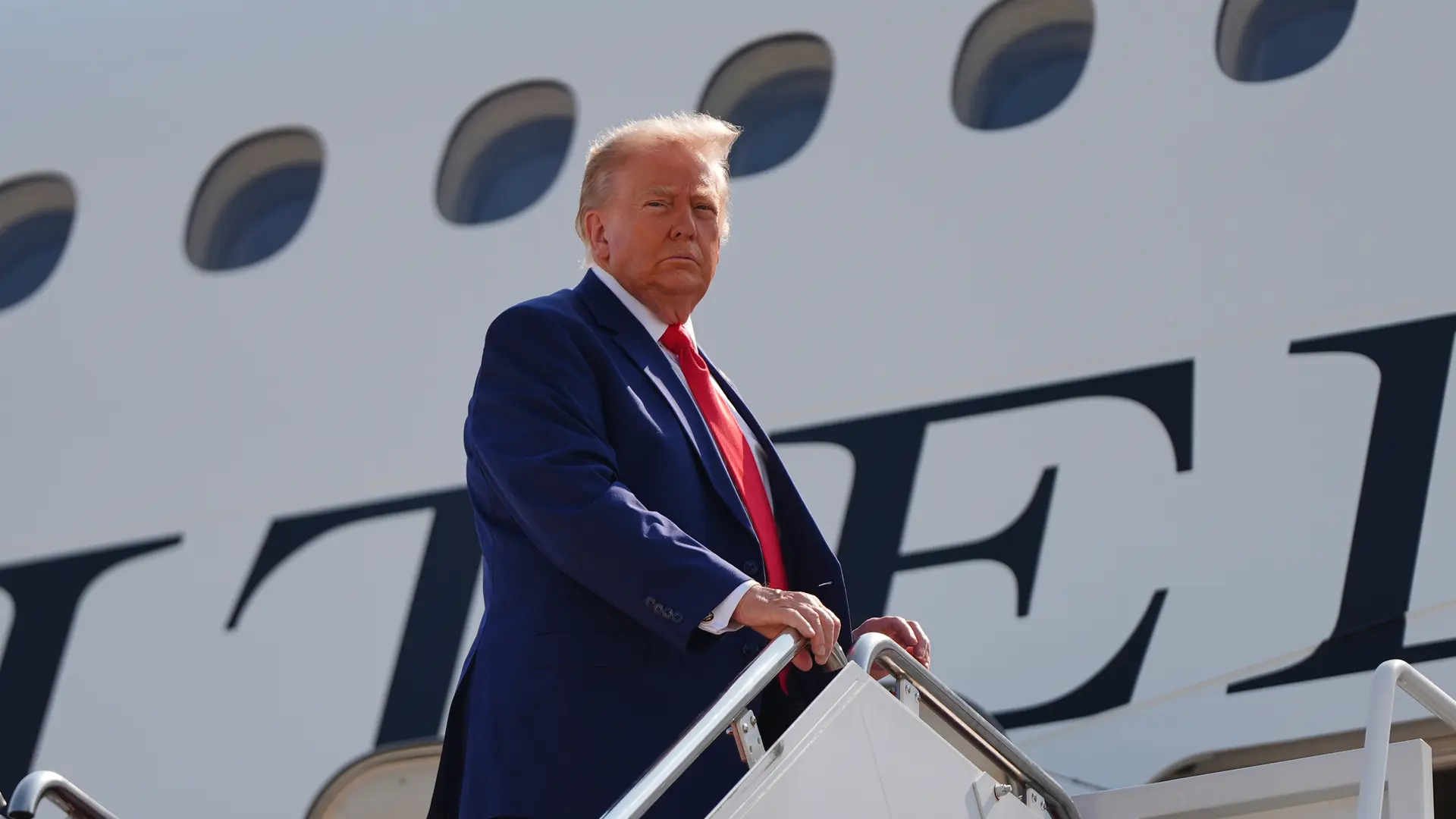Trump amenaza a Irán con destruir puentes y centrales si ataca barcos en Ormuz y promete venganza por la muerte de soldados de EEUU