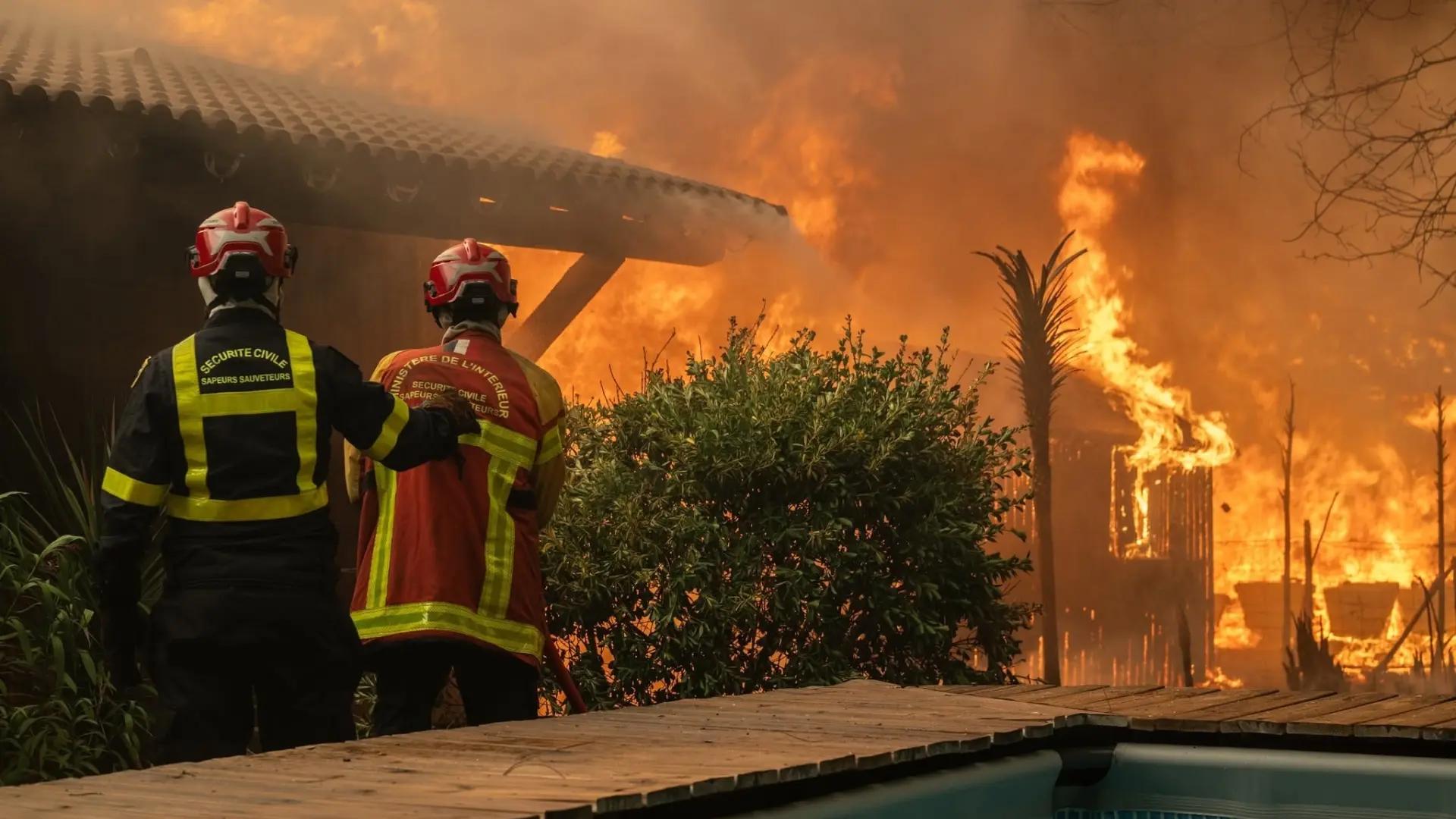 Los incendios en Francia dejan ya más de 200.000 evacuados tras calcinar un récord de 98.000 hectáreas