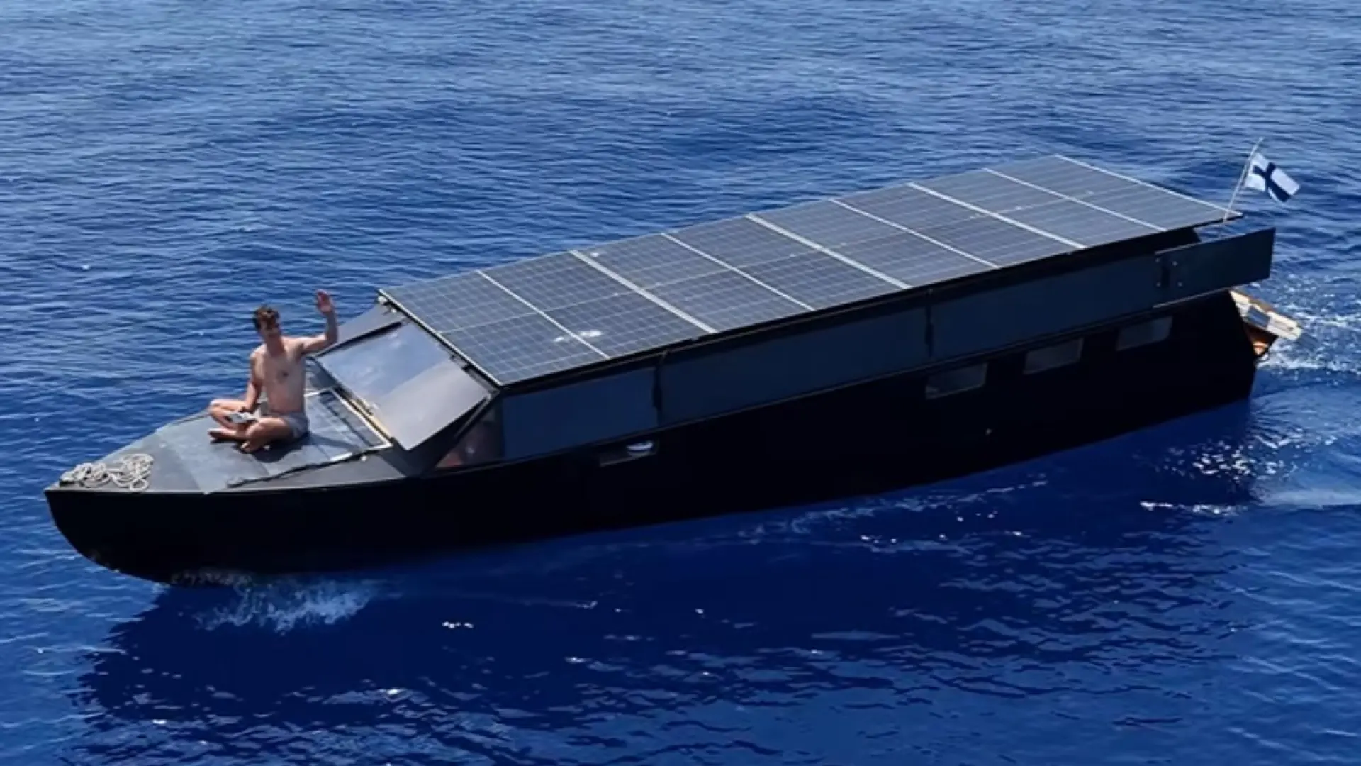 Confunden esta extraña embarcación con una narcolancha: así es el barco que usa la energía del Sol para navegar