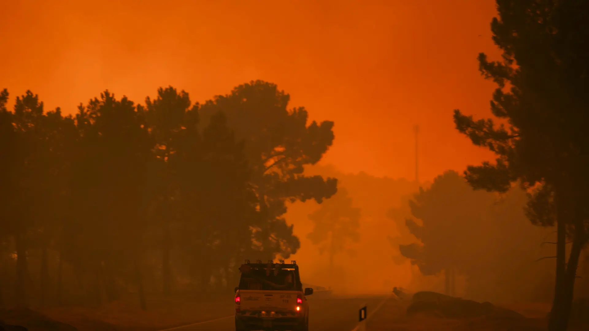 El gran incendio del norte de Portugal evoluciona favorablemente tras dejar cinco heridos y afectar a 21 viviendas