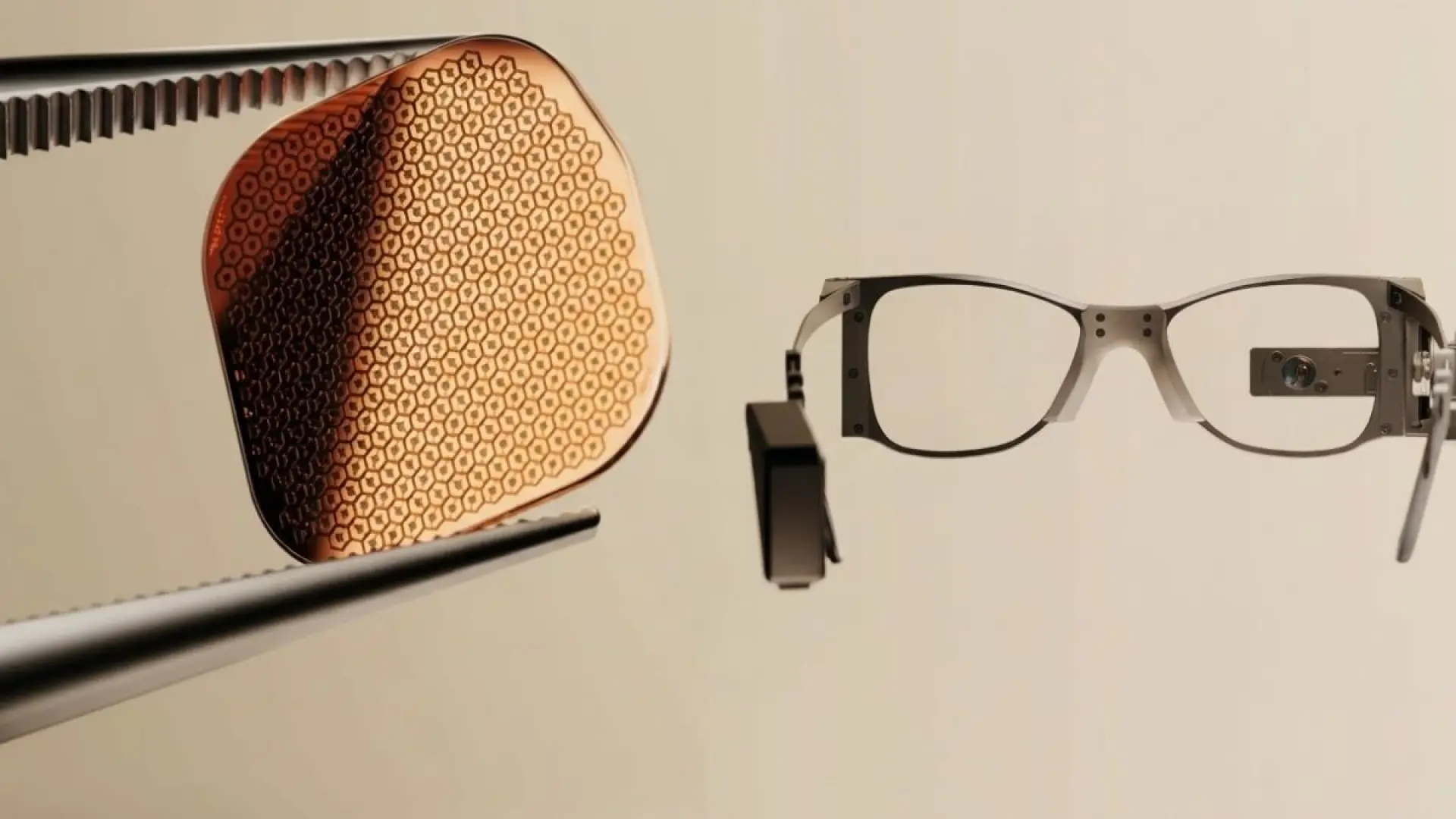 Un antiguo socio de Elon Musk planta cara a Neuralink con unas gafas que restauran la visión en personas con ceguera