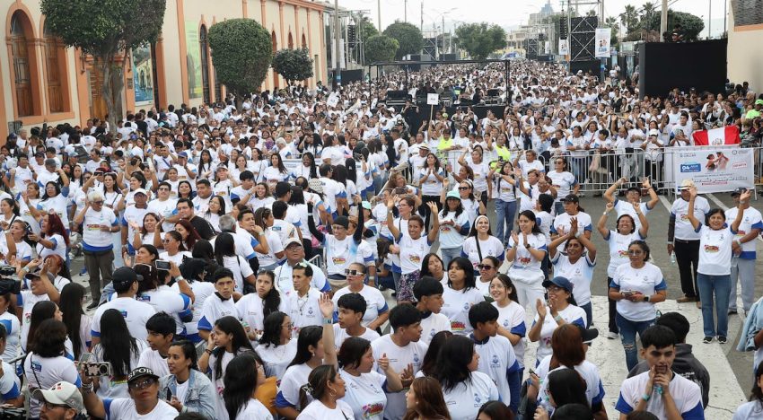 Miles de participantes se unen en Perú para romper el récord de la mayor clase de salsa