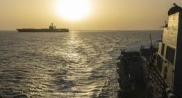 Irán entierra a Jamenei mientras Ormuz vuelve a arder