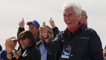 Muere Wally Funk, pionera de la aviación y la mujer de mayor edad en viajar al espacio