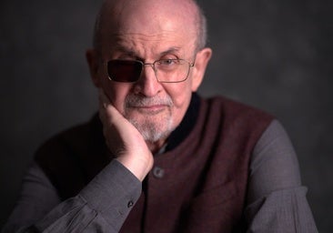 El Juzgado declara culpable de «un acto de terrorismo» al agresor de Salman Rushdie