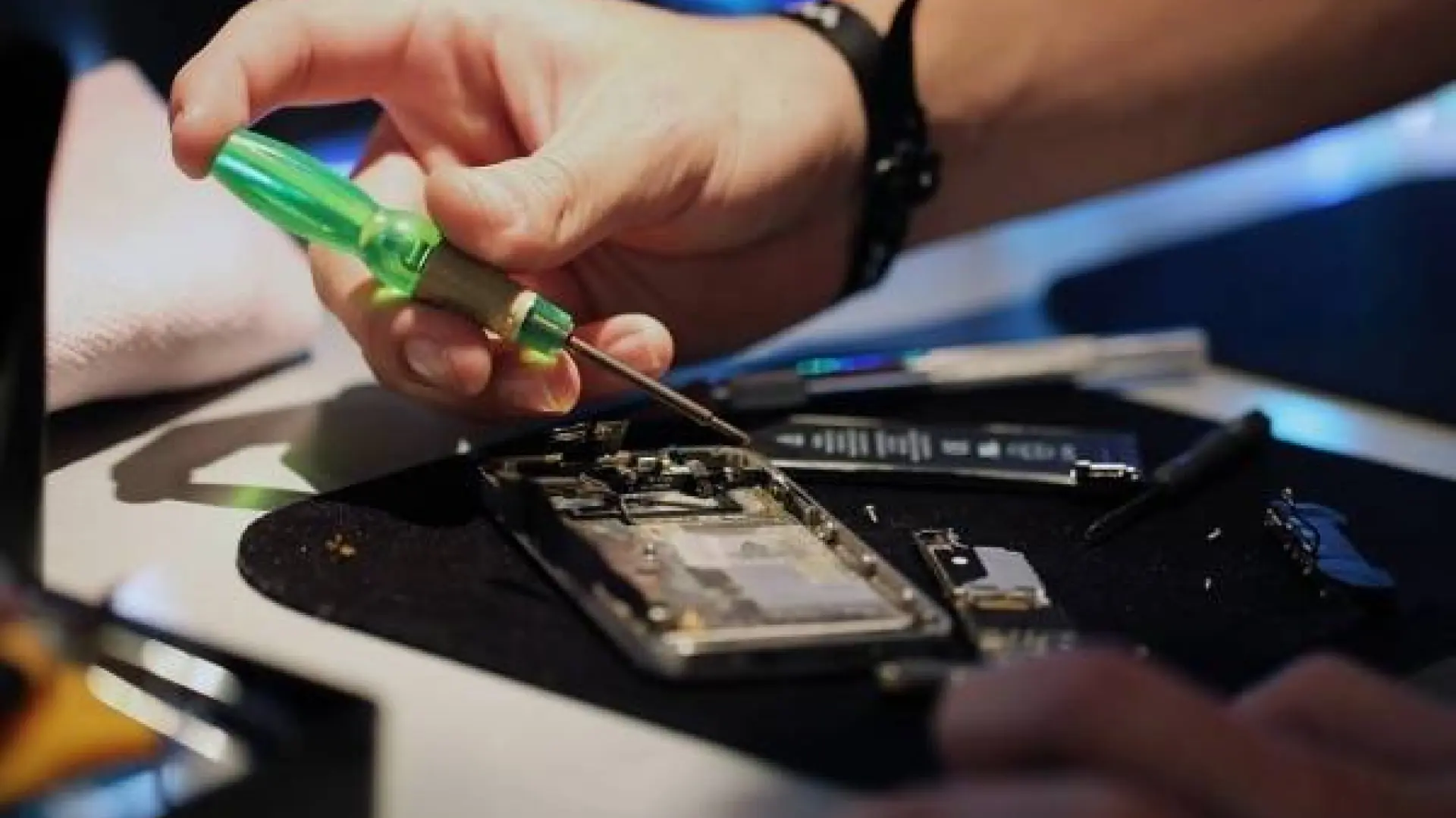 Adiós a la obsolescencia programada: una nueva ley te permitirá reparar tu móvil o tablet aunque ya no tenga garantía