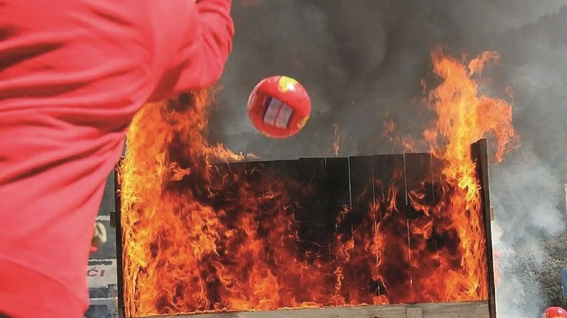 Bombas antiincendios: el invento que apaga fuegos desde lejos y en menos de 10 segundos