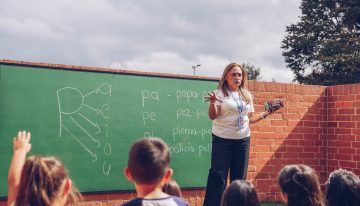 Mientras la IA responde preguntas, un colegio colombiano obtiene reconocimiento internacional por enseñar a formularlas