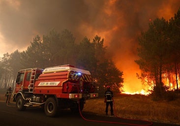 Francia pide ayuda a la UE para frenar unos incendios que obligan a evacuar a 40.000 personas