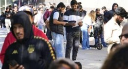 León XIV reza ante la tumba de un bebé inmigrante en Lampedusa y pide a Europa «pensar de otra manera»