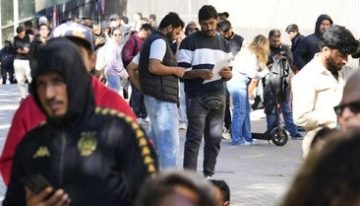 León XIV reza ante la tumba de un bebé inmigrante en Lampedusa y pide a Europa «pensar de otra manera»