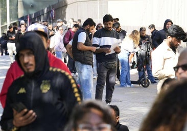 León XIV reza ante la tumba de un bebé inmigrante en Lampedusa y pide a Europa «pensar de otra manera»
