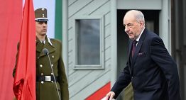 El presidente de Hungría, aliado de Orbán, firma su destitución