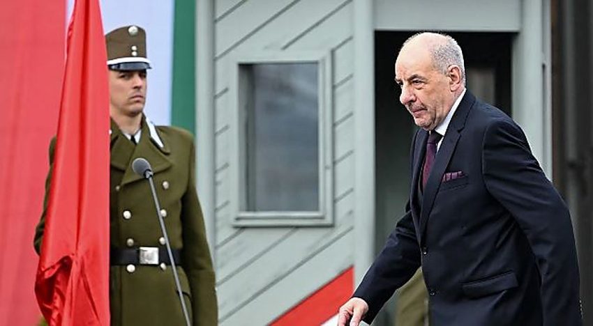 El presidente de Hungría, aliado de Orbán, firma su destitución