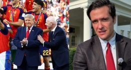 Trump vuelve a la cena de corresponsales que fue interrumpida a tiros en abril