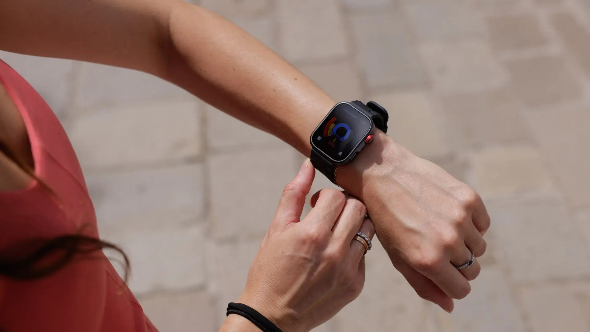 Olvídate de cambiar tú mismo la batería del smartwatch: Europa retira la exigencia y rebaja el derecho a reparar