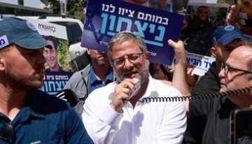 Un hombre con una máscara de Chucky aterroriza a la población en Filadelfia