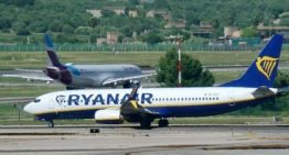 Plumas en el motor y agujeros en el fuselaje: claves del informe del viajero succionado por una ventanilla de avión