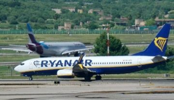 Plumas en el motor y agujeros en el fuselaje: claves del informe del viajero succionado por una ventanilla de avión