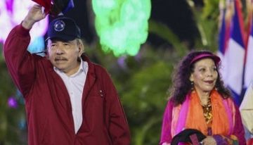 La campaña de Flavio Bolsonaro sigue de bache en bache a dos meses de las elecciones en Brasil