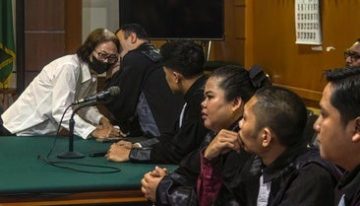 Al menos cinco muertos y 28 desaparecidos tras el incendio de un ferry en Indonesia