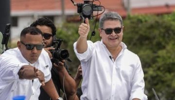 El expresidente Juan Orlando Hernández será juzgado por corrupción en un tribunal ordinario en Honduras