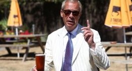 Farage vuelve como diputado a Westminster entre las burlas de sus rivales