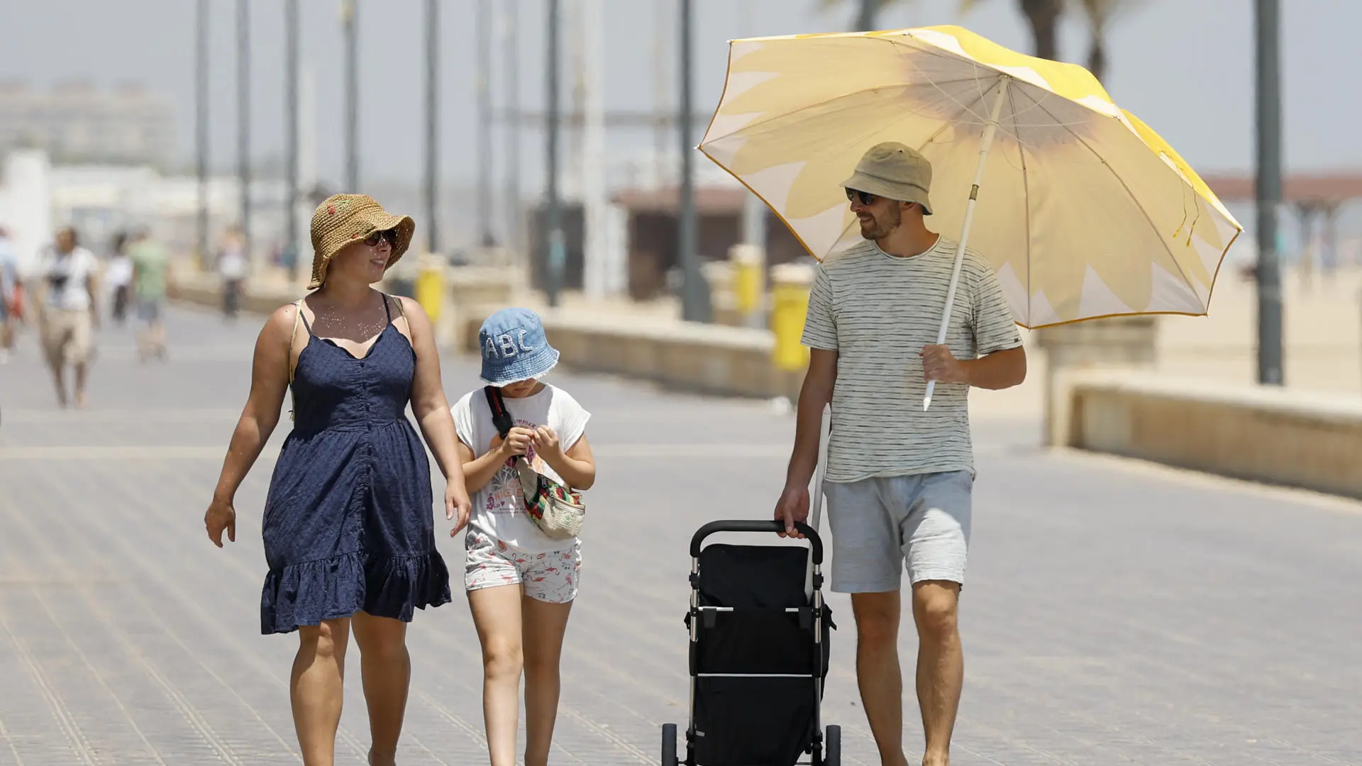 Cerrado por vacaciones: así se ha 'apagado' la economía española en agosto (y se ha disparado el turismo), en siete gráficos