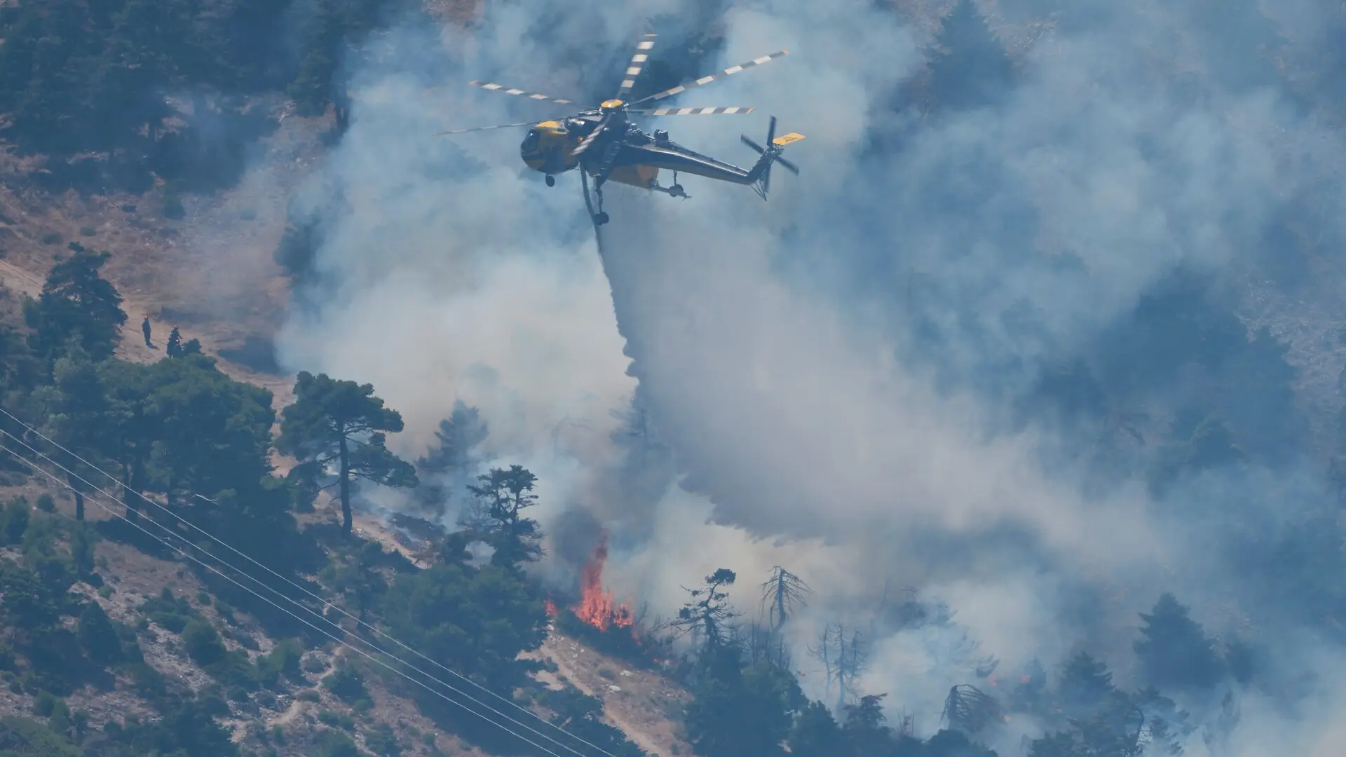 El gran incendio al oeste de Atenas comienza a remitir tras calcinar más de 12.600 hectáreas, aunque se mantiene la alerta