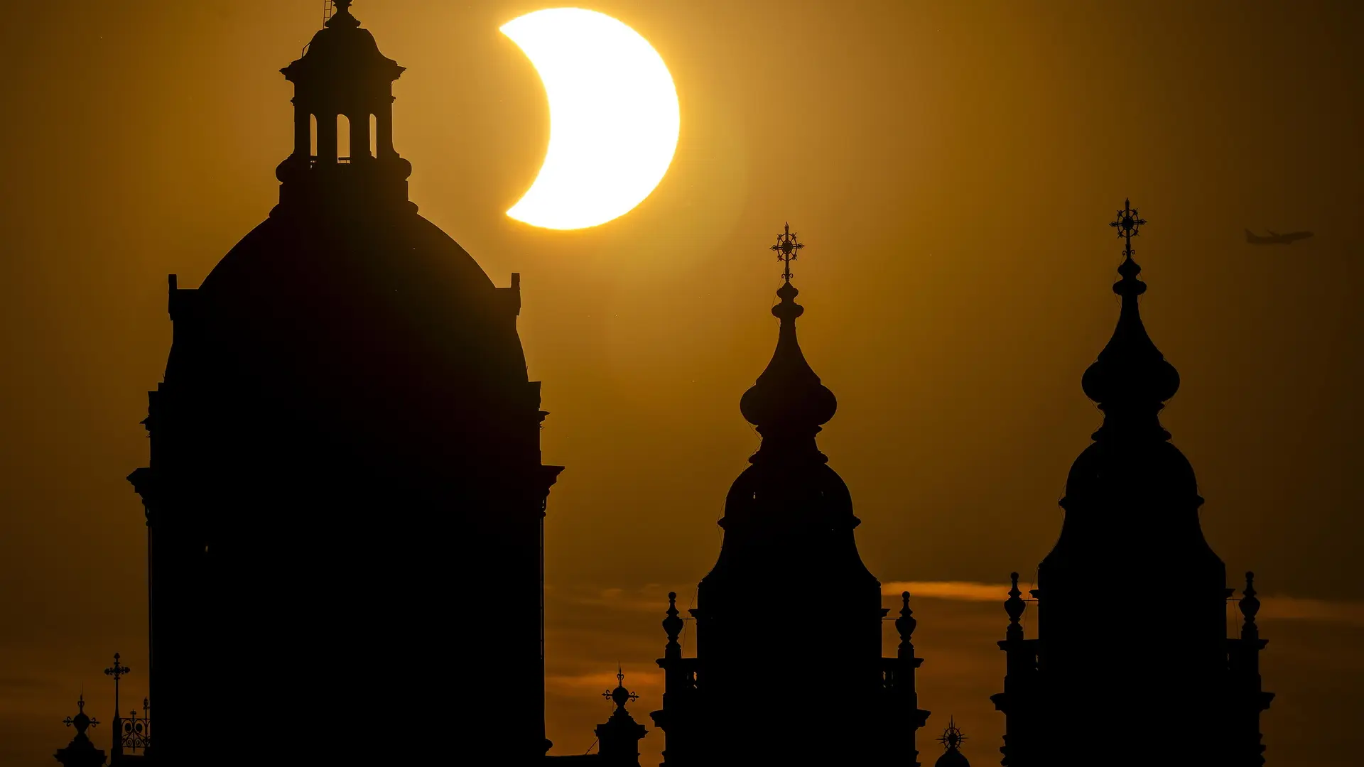 Las imágenes del eclipse solar que asombran a Europa