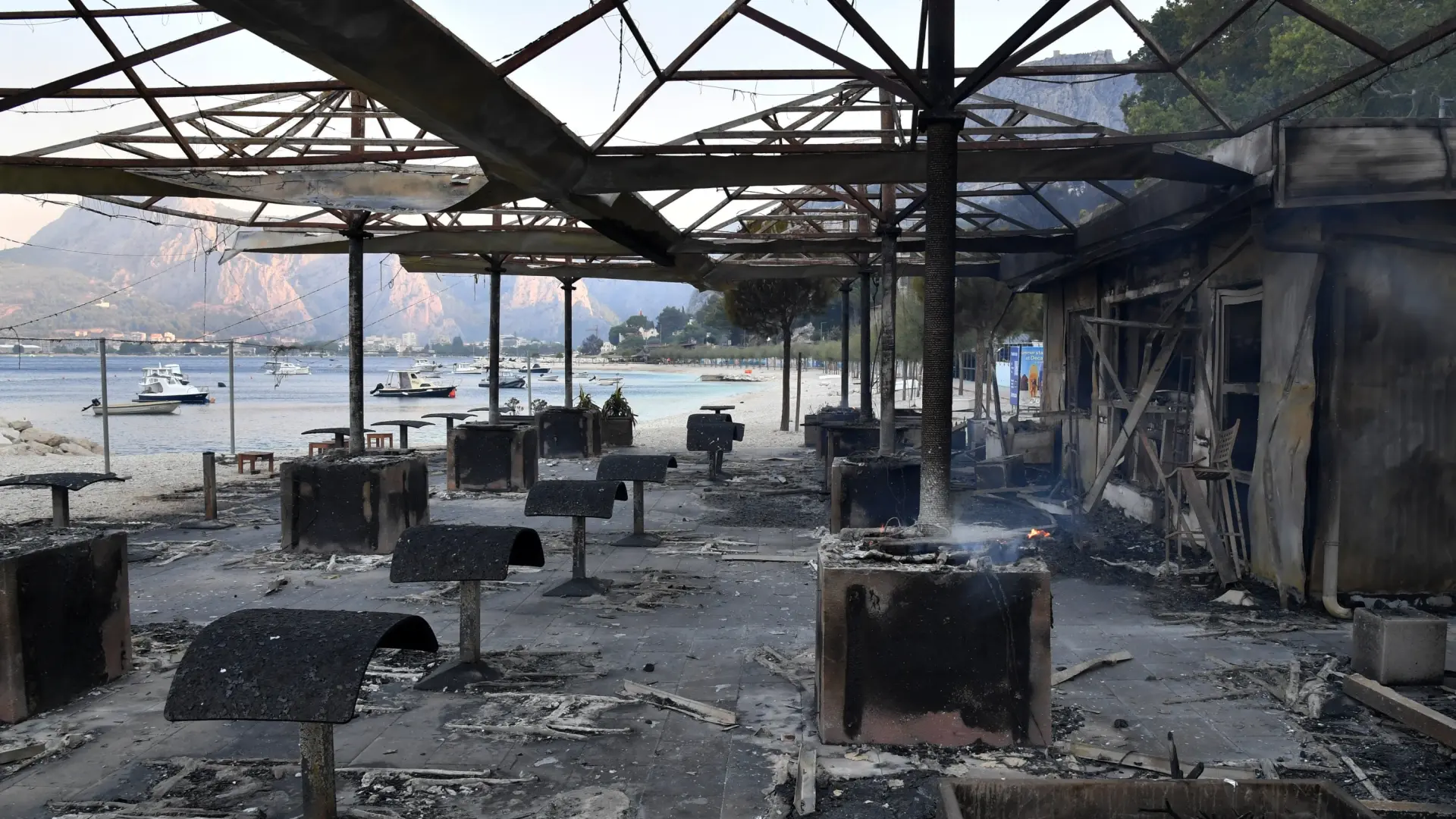Un muerto y 36 heridos en un incendio en una zona turística de Croacia: unas 200 personas se lanzaron al mar para huir de las llamas