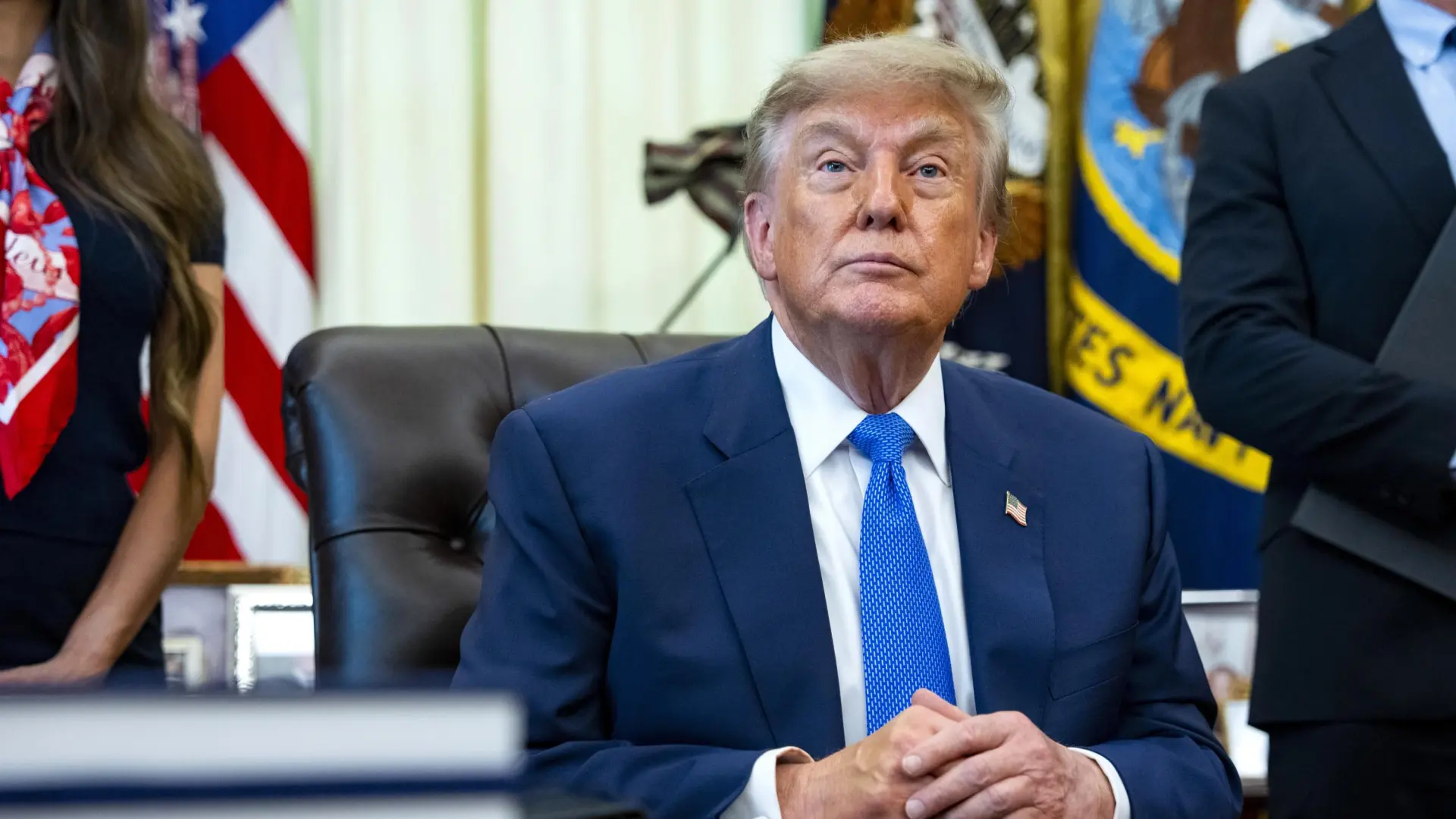 Trump amenaza ahora con bombardear Omán si se interpone en su diálogo con Irán para desbloquear Ormuz