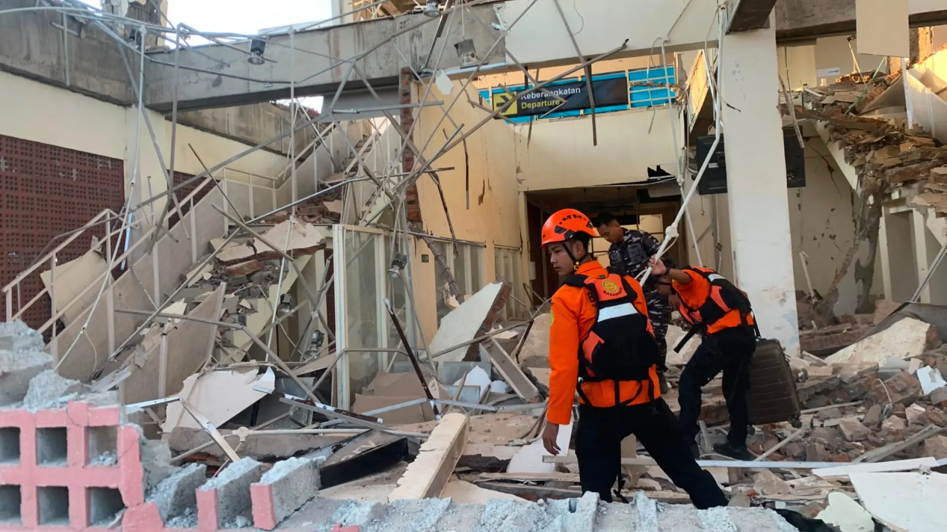 Terremoto en Indonesia: decenas de muertos tras un seísmo de magnitud 7,7 en la isla de Flores