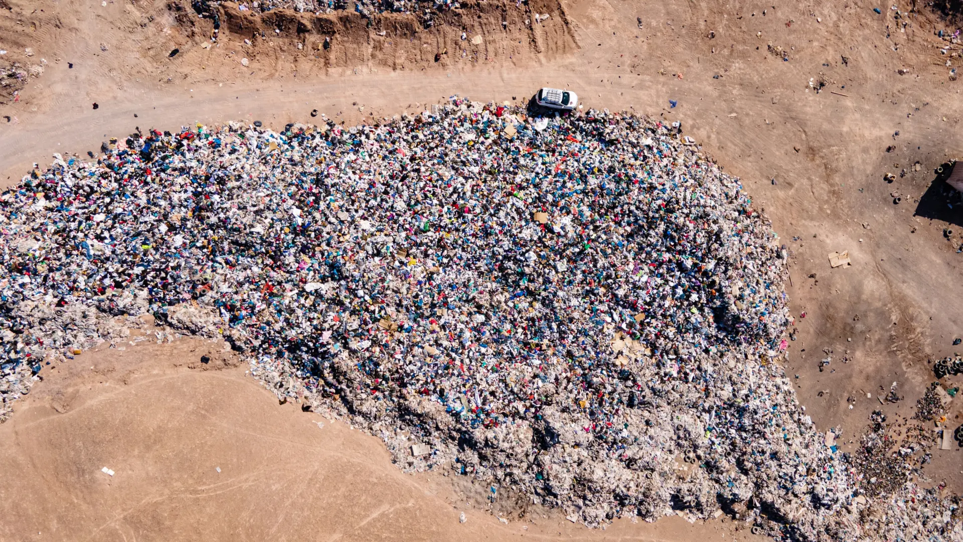 La gran mancha del desierto de Atacama: una montaña gigante de 39.000 toneladas de ropa que se desde el espacio