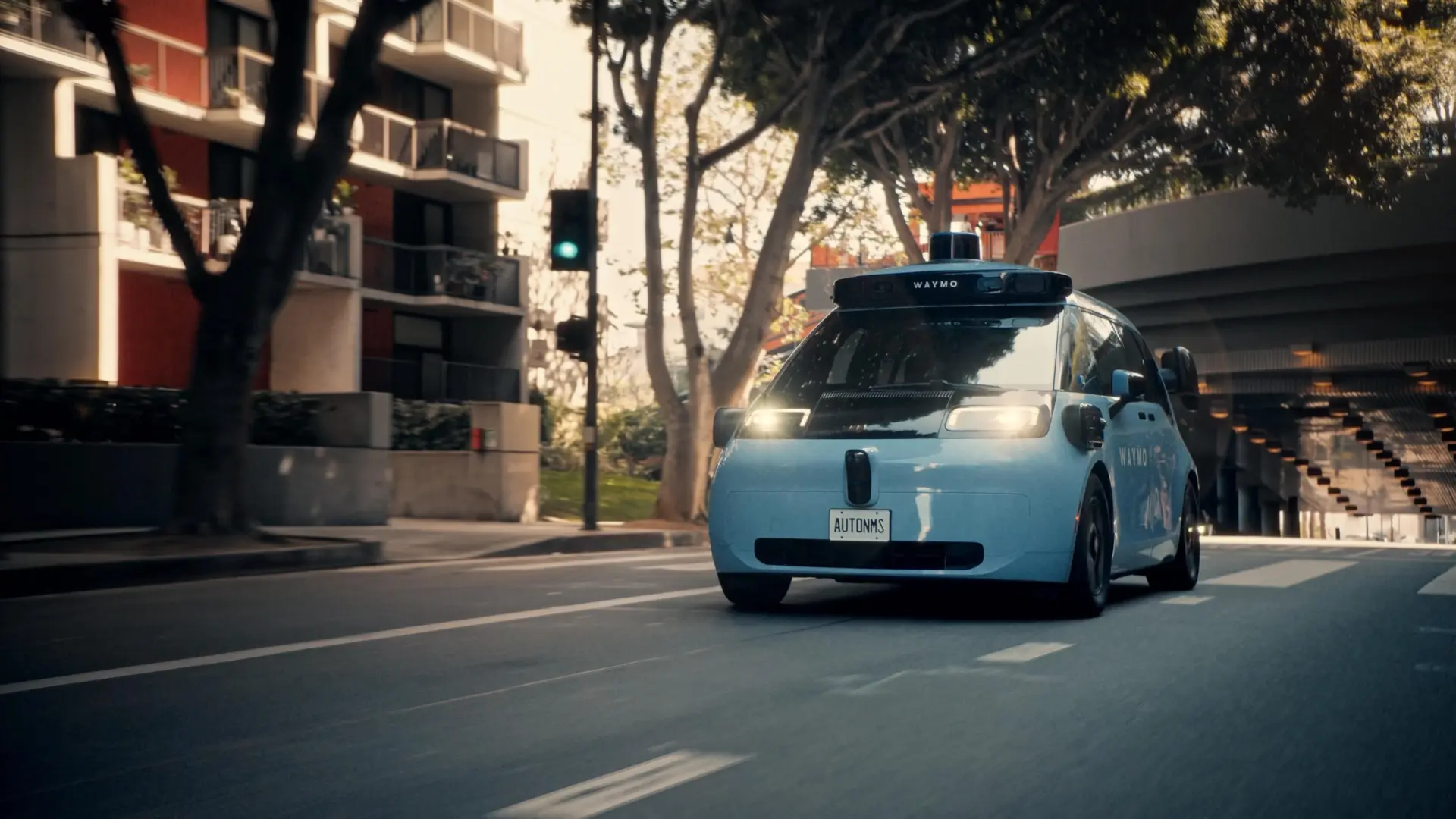 Waymo tiene nuevo robotaxi: integra conducción autónoma y Gemini como asistente virtual
