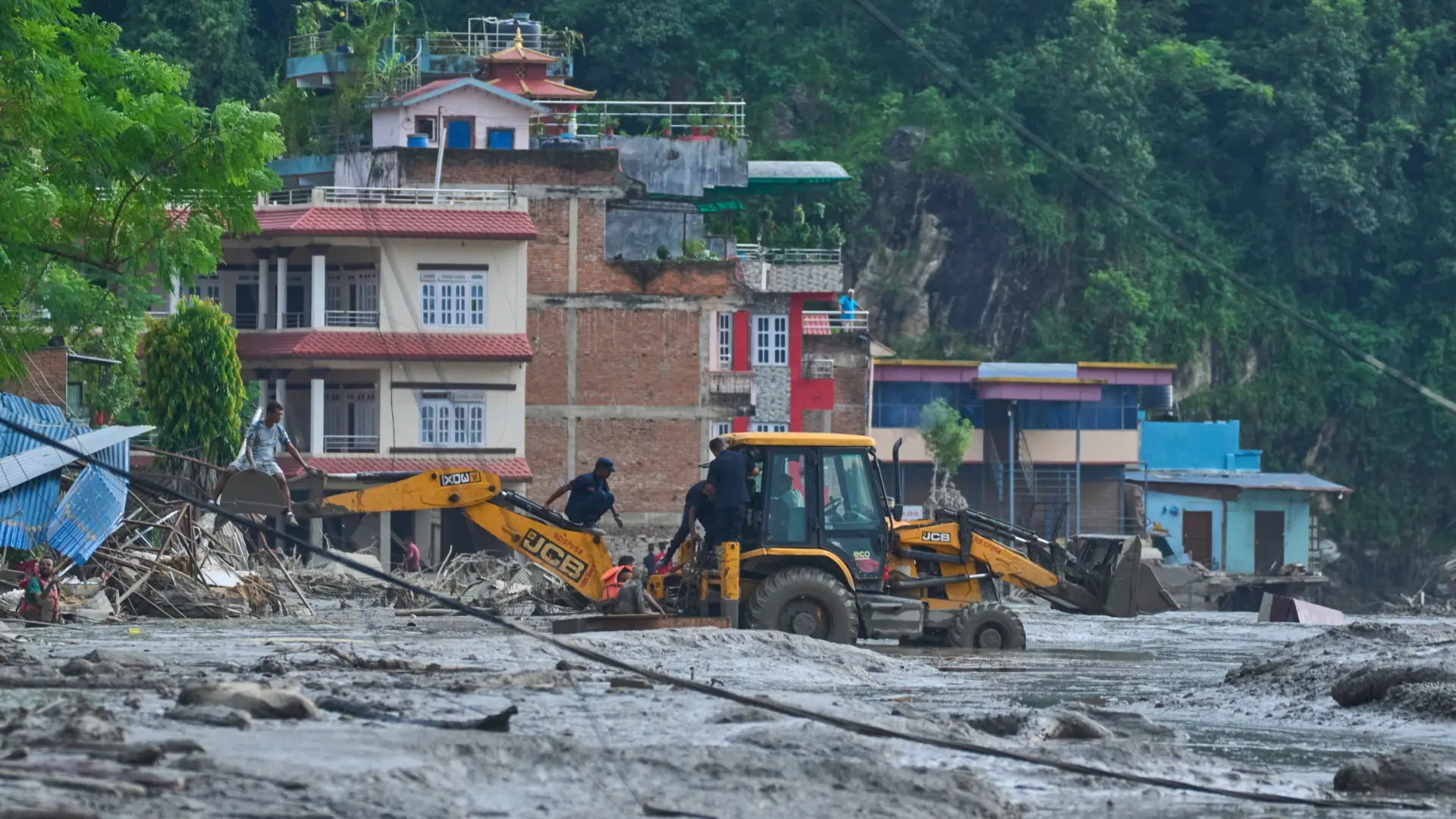 Los muertos por las riadas en Nepal y el Tíbet ascienden a más de 750 y China cuenta otro español desaparecido