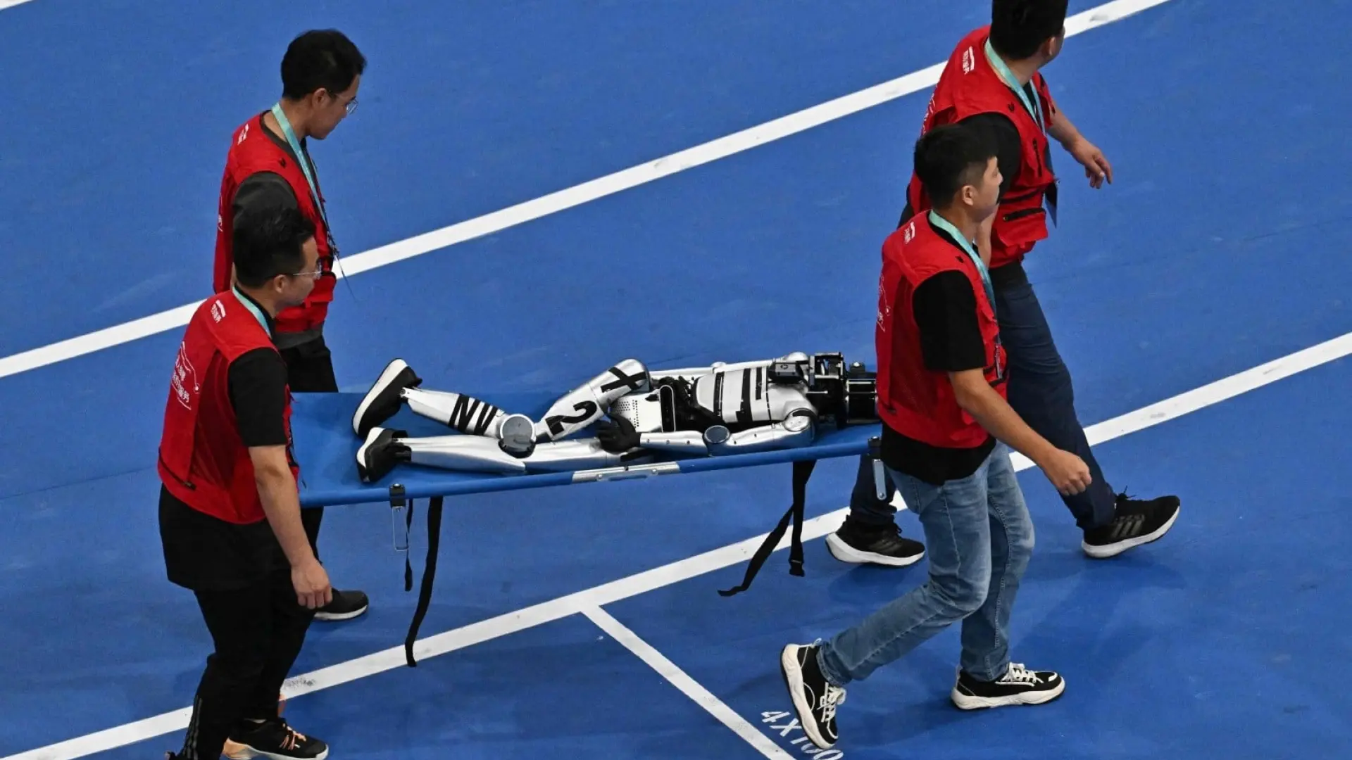 Las imágenes más impactantes de los robots humanoides en los Juegos de Pekín: rescates médicos, tropiezos, explosiones…