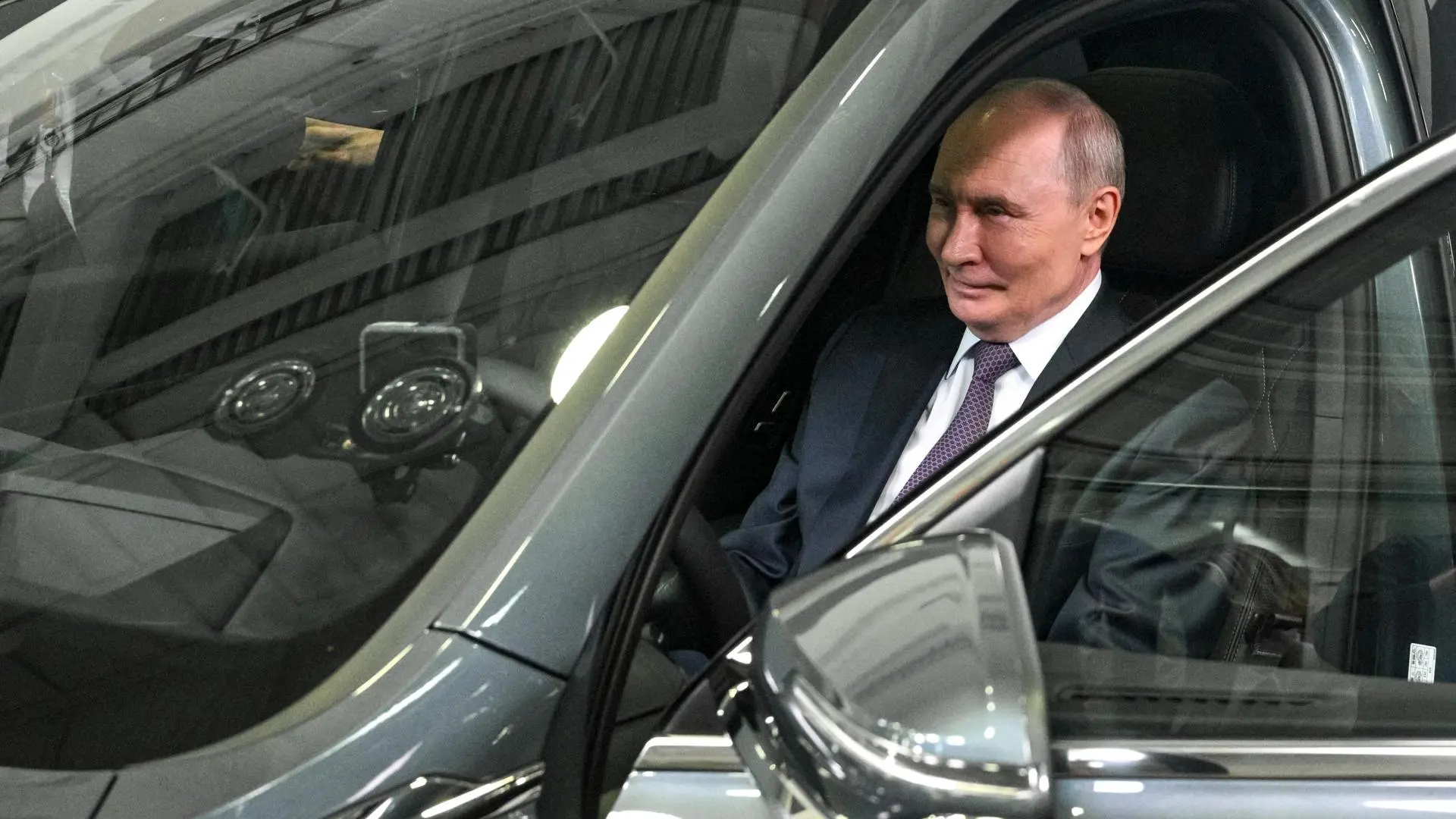 Putin se pone al volante del nuevo Volga diseñado a imagen y semejanza del Geely chino