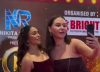 Actriz Nikita Rawal intenta apartarse tras ser besada sin consentimiento por una fanática