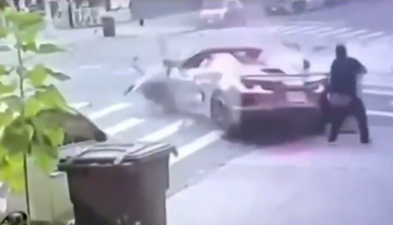 Un violento accidente de tráfico entre coches de alta gama en Nueva York envía a tres personas al hospital