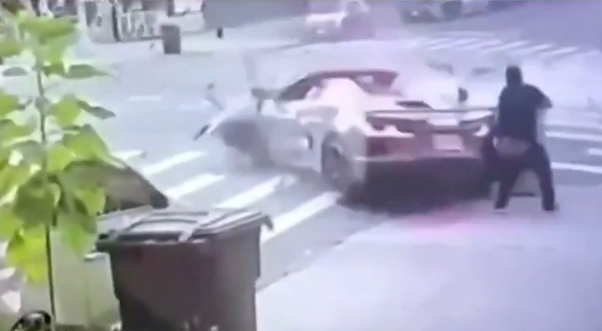Un violento accidente de tráfico entre coches de alta gama en Nueva York envía a tres personas al hospital