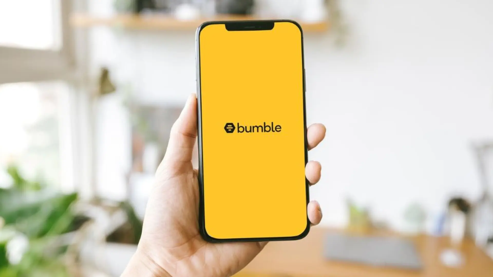 Bumble cambia una de sus reglas históricas: los hombres ya pueden enviar el primer mensaje