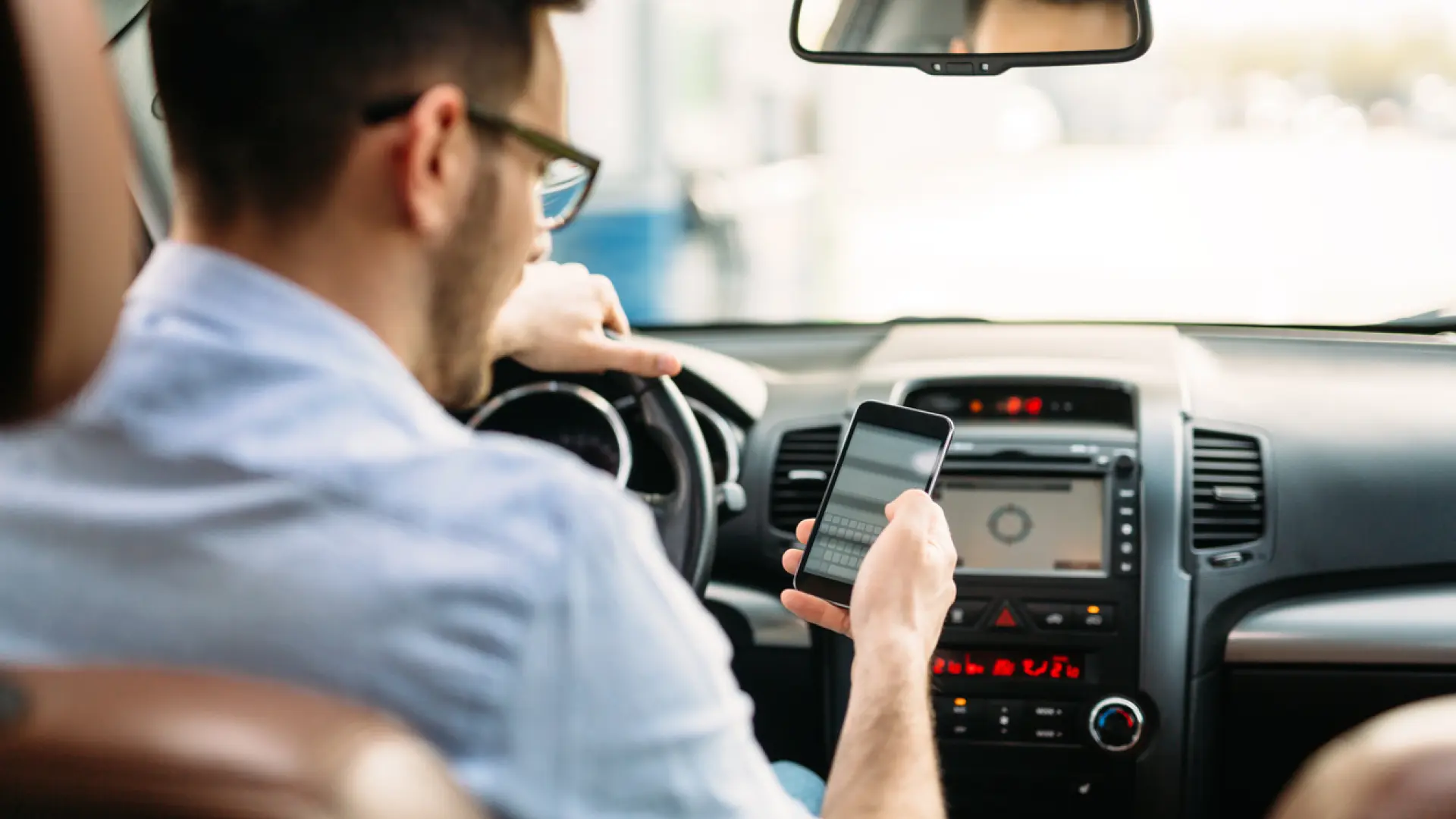 Tu coche te vigilará a partir de ahora: así es el sistema que evita las distracciones al volante