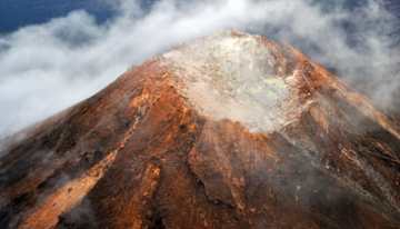 Evacúan a dos aldeas por una potente erupción del volcán de Fuego en Guatemala