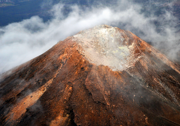 Evacúan a dos aldeas por una potente erupción del volcán de Fuego en Guatemala