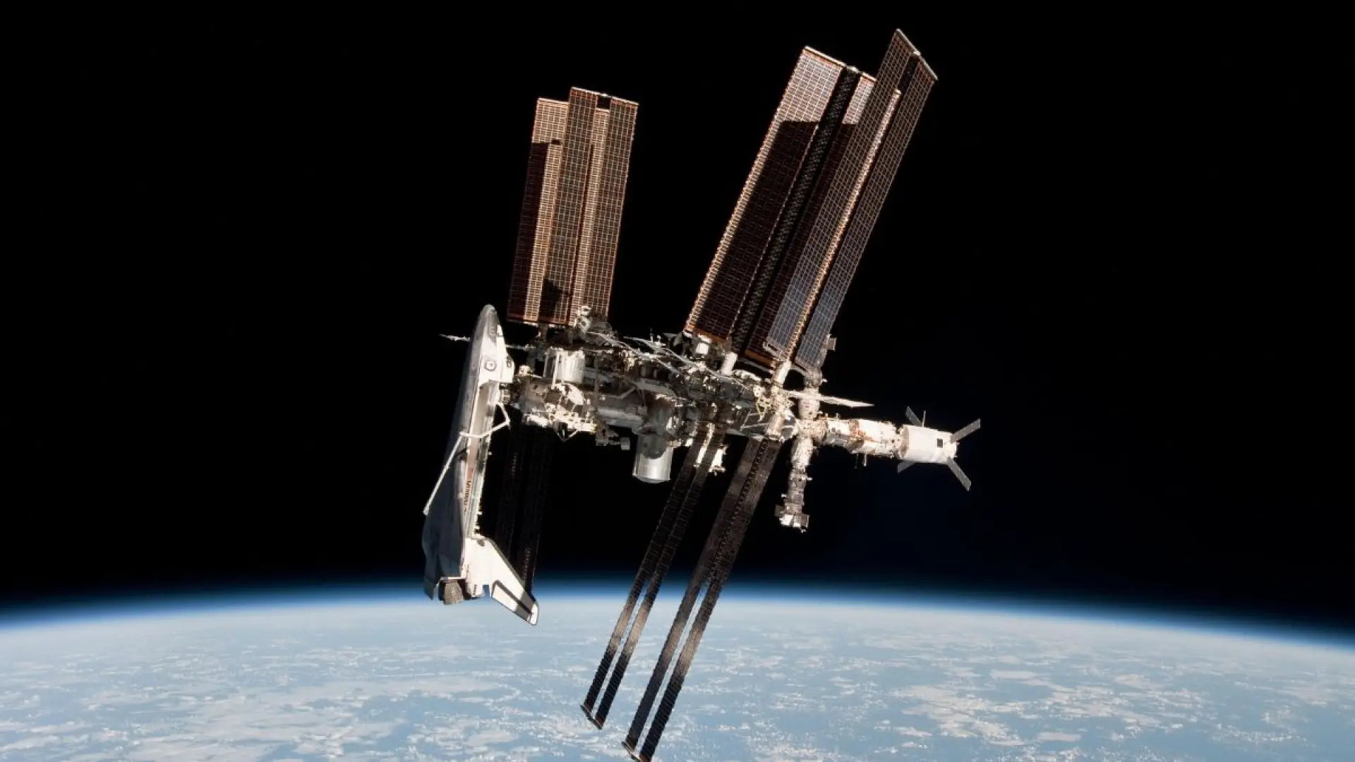 Los nuevos paneles solares de la Estación Espacial no necesitan motores: se despliegan solos hasta alcanzar 19 metros