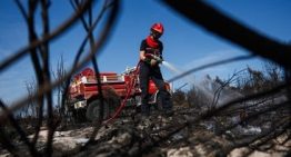 Dos helicópteros chocan mientras sofocaban un incendio en Grecia